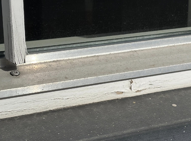 Maling av stakittgjerde og vinduskarmer