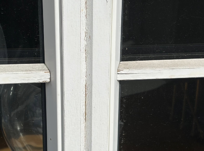 Maling av stakittgjerde og vinduskarmer