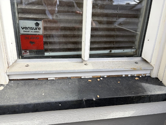 Maling av stakittgjerde og vinduskarmer