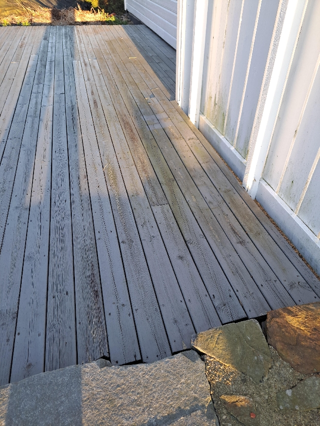 Litet område på varandaen  trenger å bli fjernet fra Litt grønaske