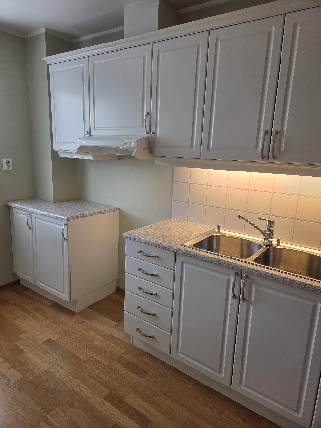 Ribing og bortkjøring av gammel kjøkken