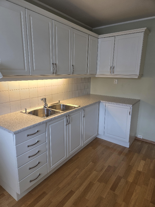 Ribing og bortkjøring av gammel kjøkken