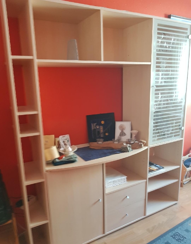 Demontere og frakte bort to reoler