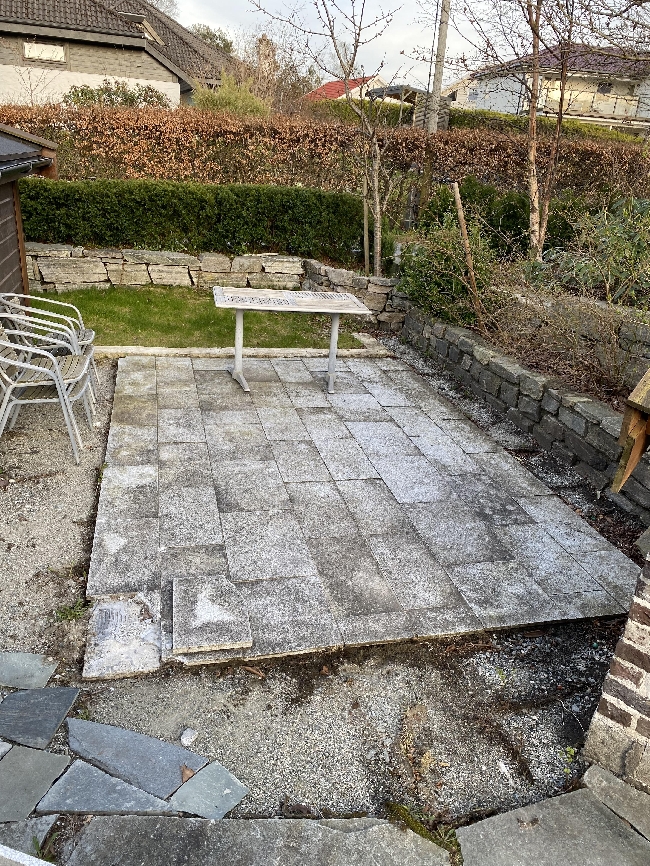 Fjerne betongplatting med innmurte fliser