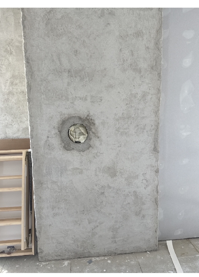Glattpuss av mur bak peis