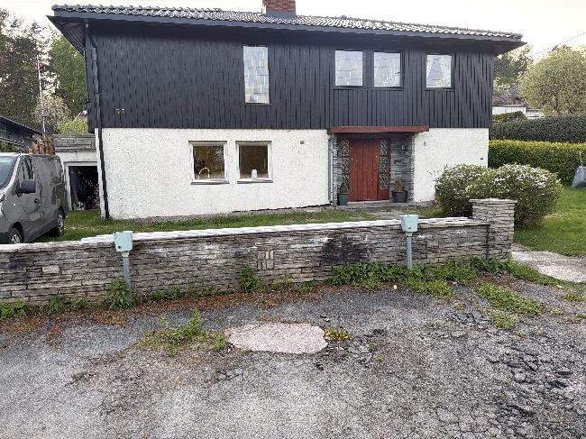Male grunnmuren rundt et hus, må vaskes og spyles med hageslange først