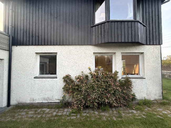 Male grunnmuren rundt et hus, må vaskes og spyles med hageslange først