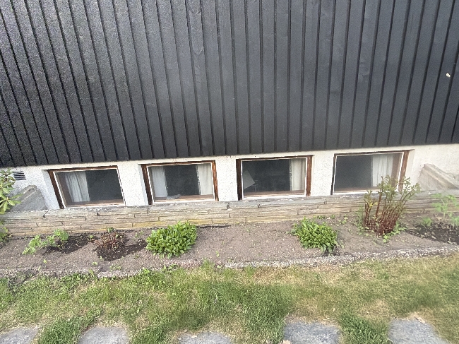 Male grunnmuren rundt et hus, må vaskes og spyles med hageslange først