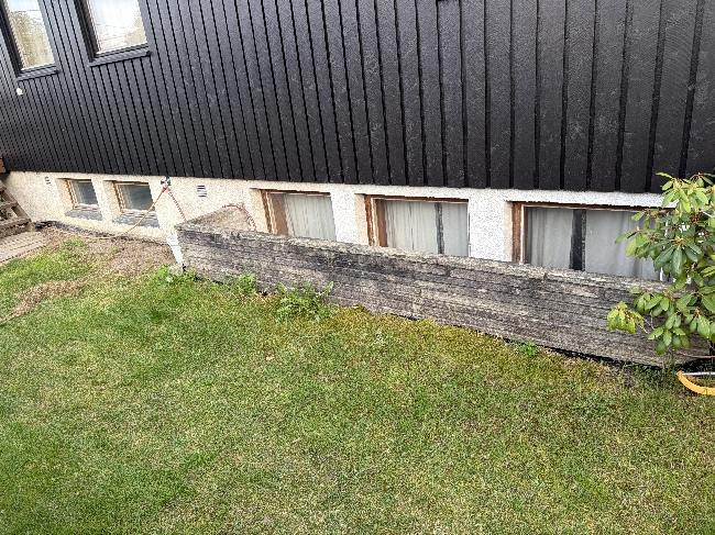 Male grunnmuren rundt et hus, må vaskes og spyles med hageslange først
