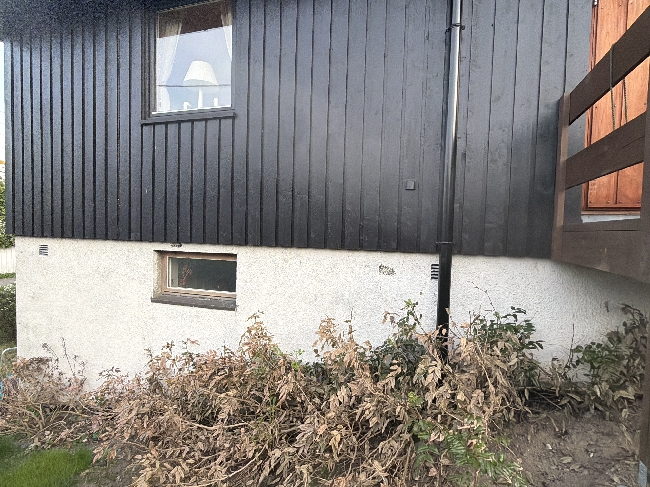 Male grunnmuren rundt et hus, må vaskes og spyles med hageslange først
