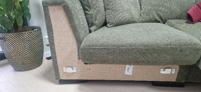 Legge stoff på sofaen.