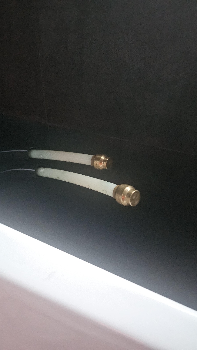 Koble på badekar, vask, og ny pumpe og trykktank