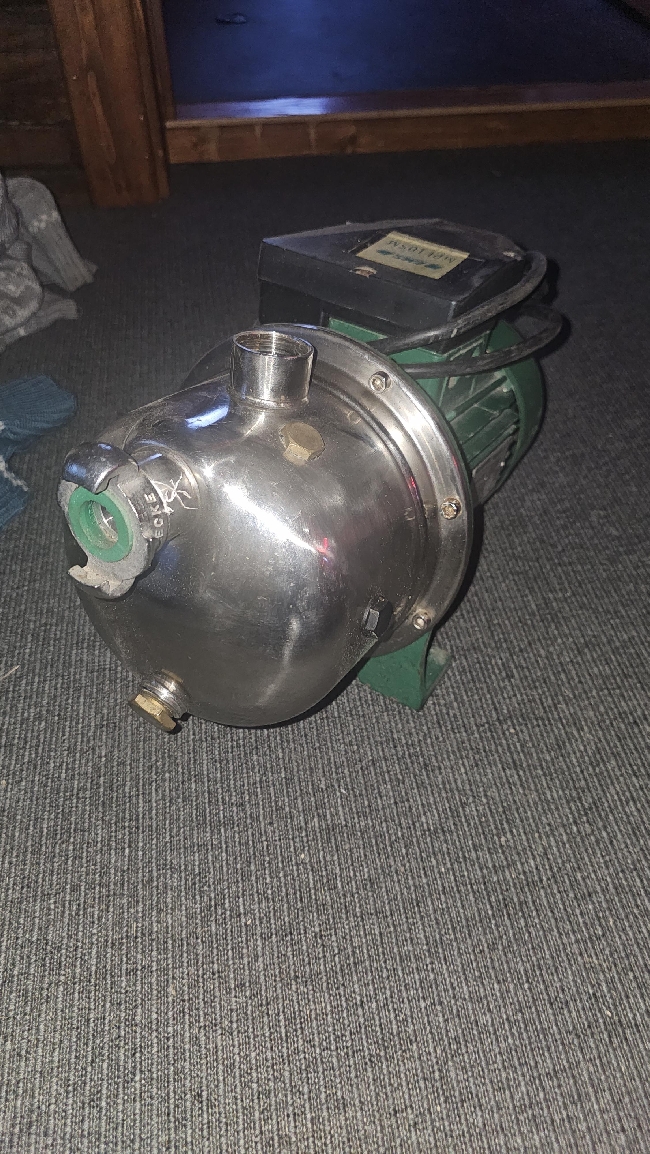 Koble på badekar, vask, og ny pumpe og trykktank