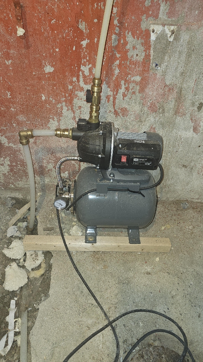 Koble på badekar, vask, og ny pumpe og trykktank