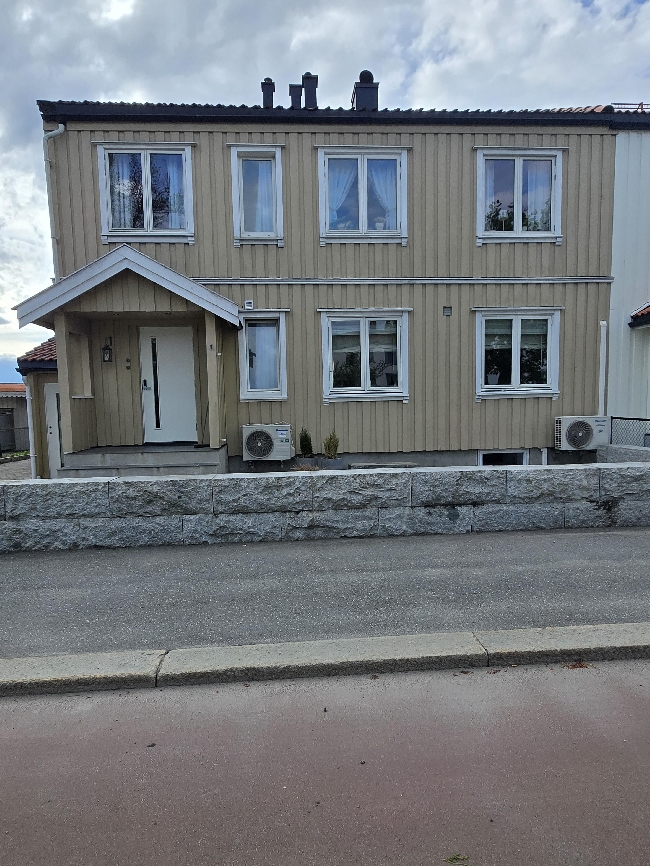 Vask av fasade og male bolig. Sarpsborg, Østfold.