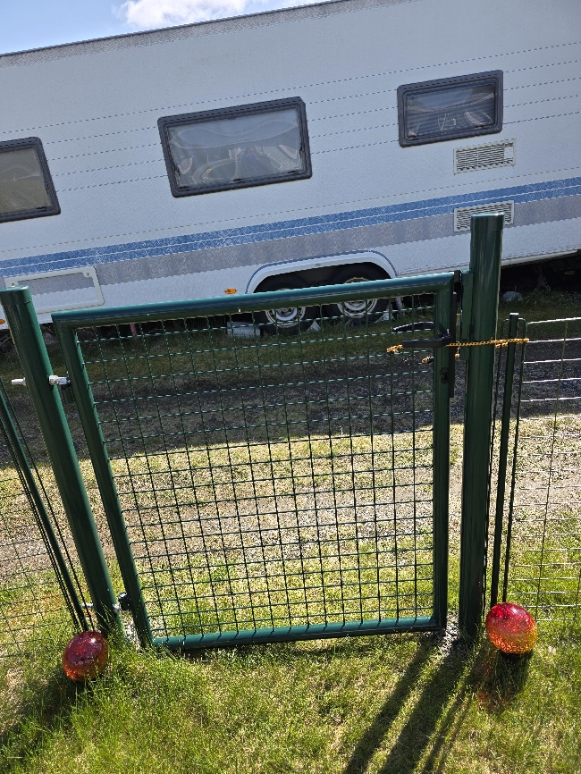 Montering av liten utebod og stor putekasse og ev fixe to porter