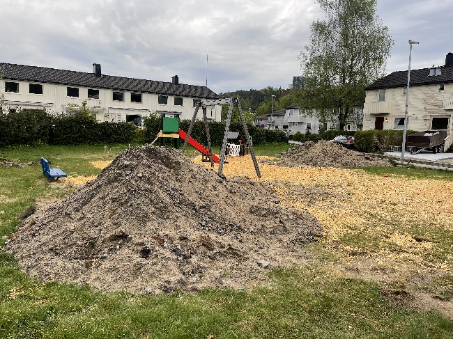 Jord og sand på søpla