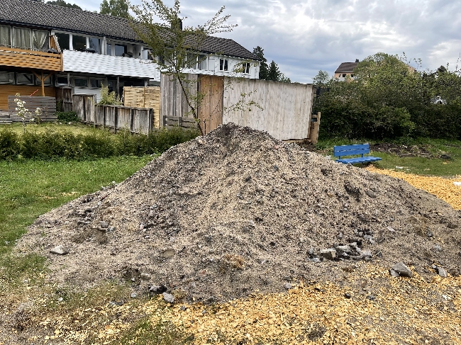 Jord og sand på søpla