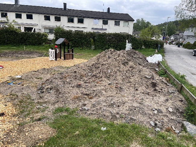 Jord og sand på søpla