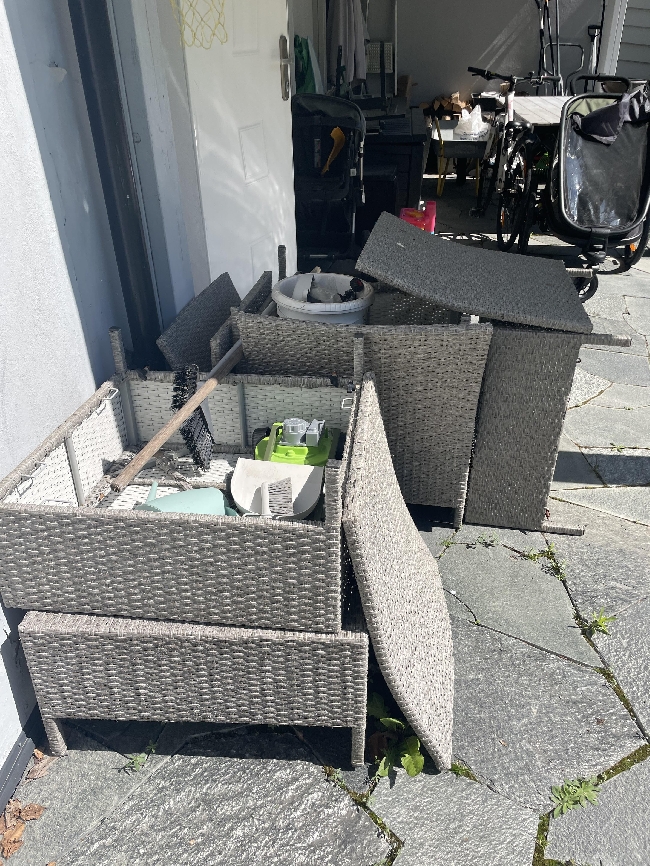 Bortkjøring av sofa og hjelp til å feste nett på trampoline