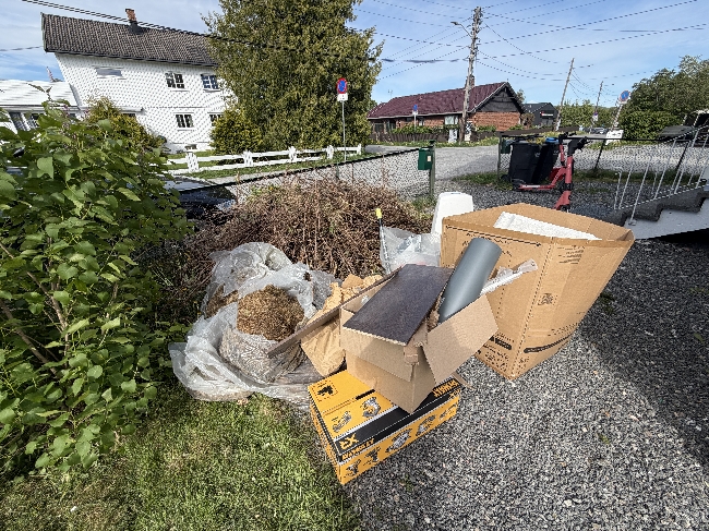 Kaste hageavfall og skrot