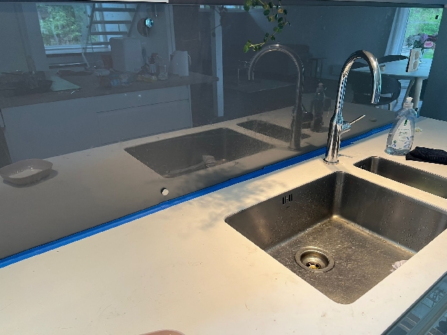 Påfør silikon på bunnen av glassplaten
