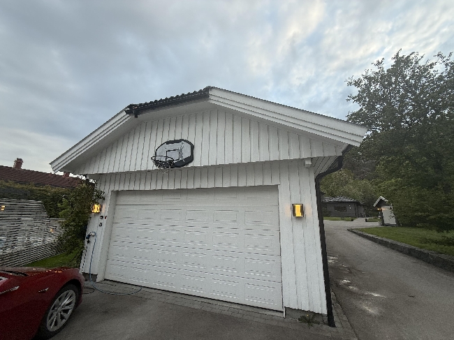 Bytte noen kledningsbord og utbedre takrenner på enebolig
