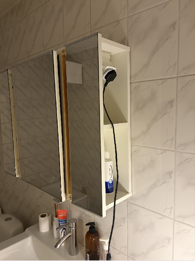 Montere baderomsskap med belysning