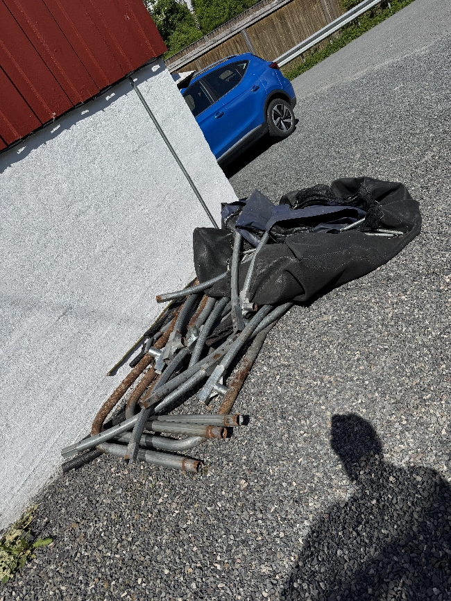Kaste trampoline på isi