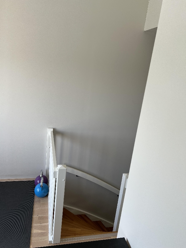 Sette opp lettvegg inntil trapp
