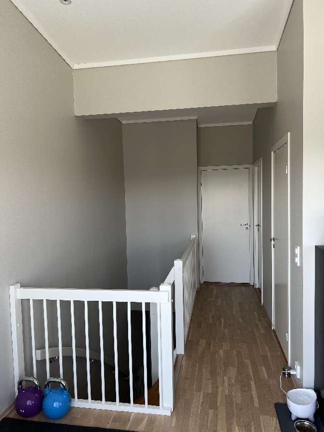 Sette opp lettvegg inntil trapp