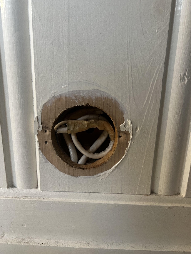 Montere 2 stk stikkontakter, samt legge ledning til taklampe
