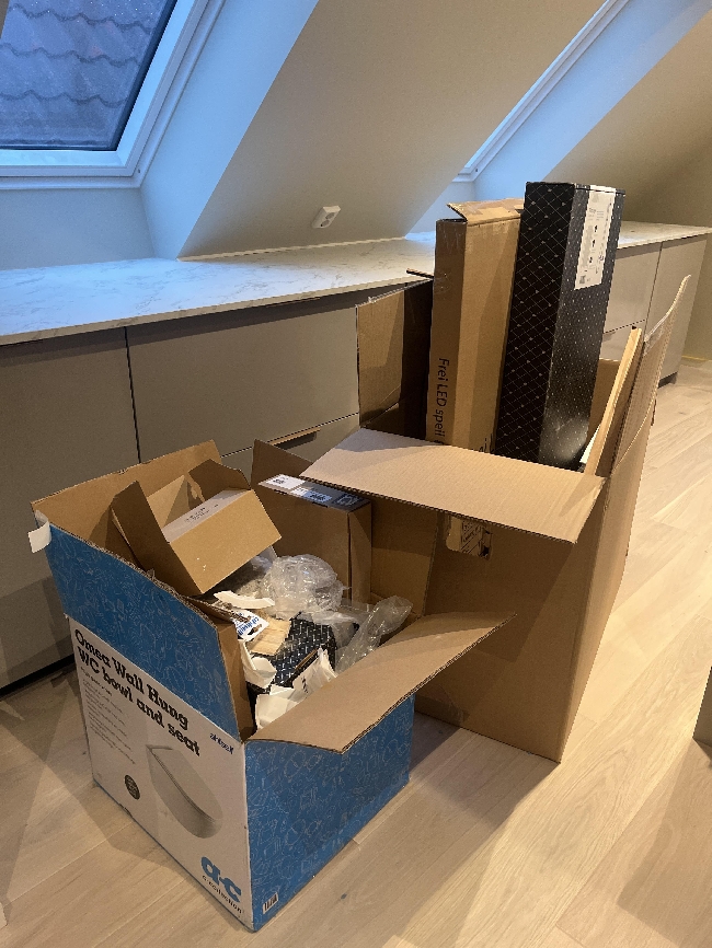 Kaste to esker med søppel.