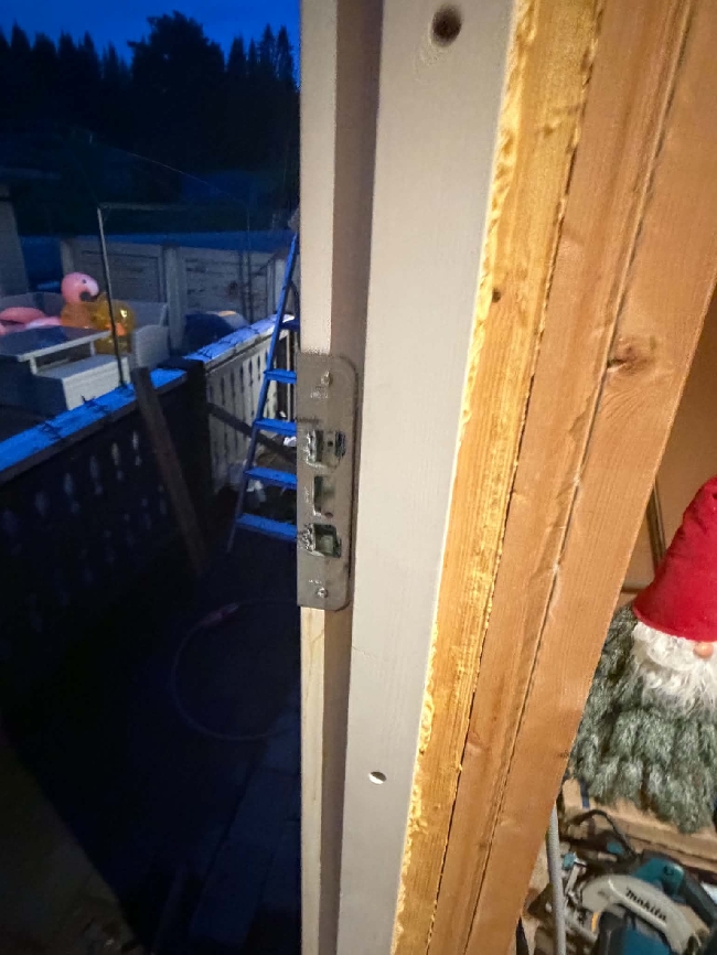 Male ytterdør og karm