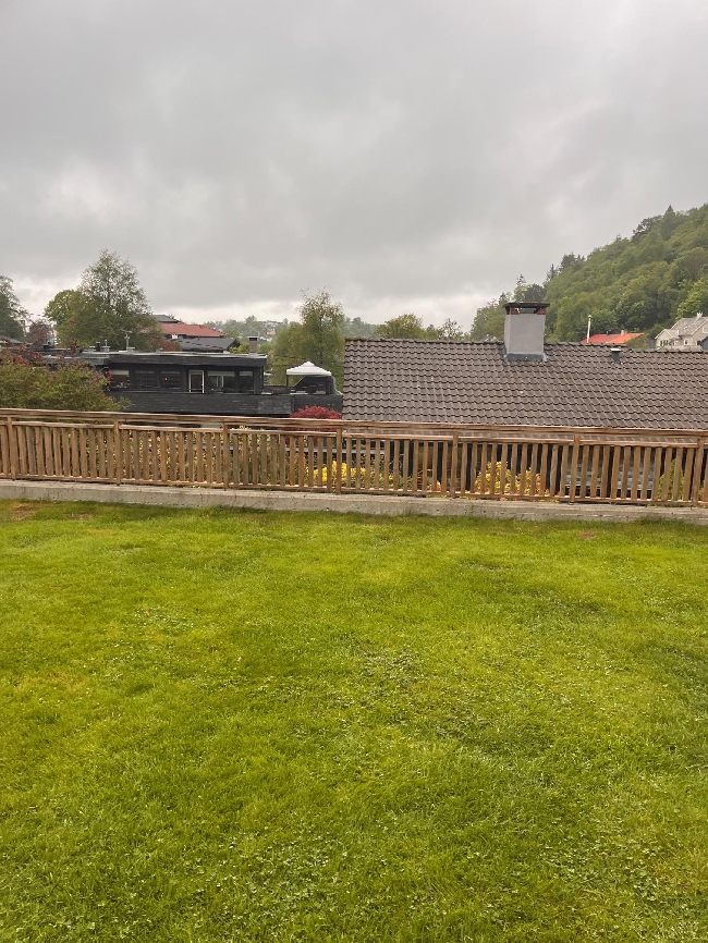 Vask og beising av spilegjerde, 66 m — Smøråslia, Bergen