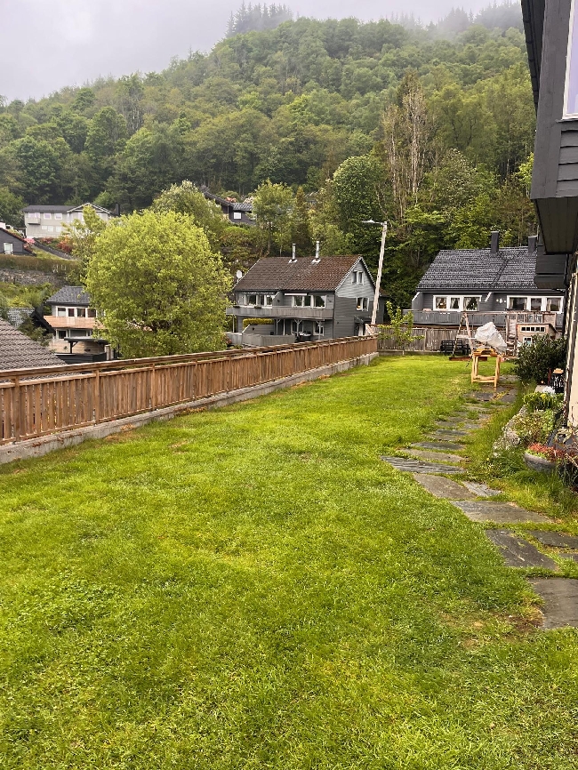 Vask og beising av spilegjerde, 66 m — Smøråslia, Bergen