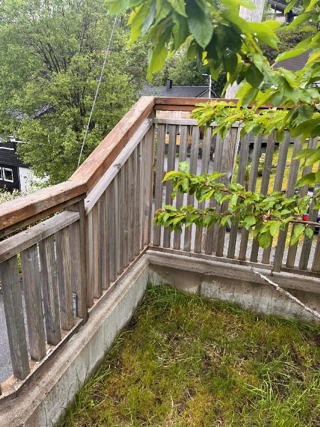 Vask og beising av spilegjerde, 66 m — Smøråslia, Bergen