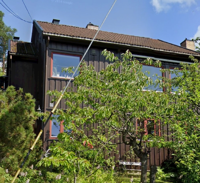 Utvendig maling av halvdel av tomannsbolig.