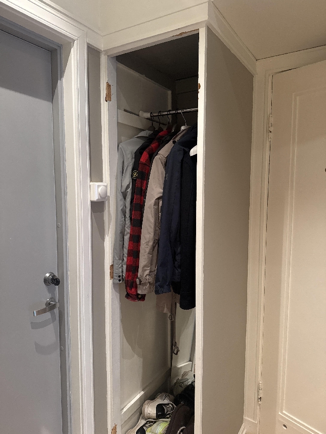Lage og monter 2 garderobe dører