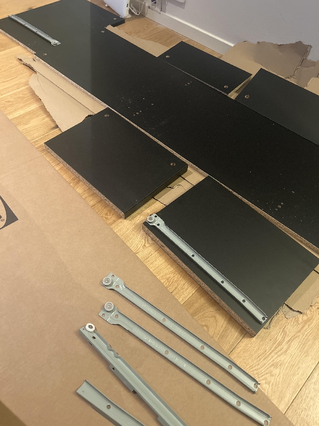 Montere tv-benk fra Ikea Brimnnes type.