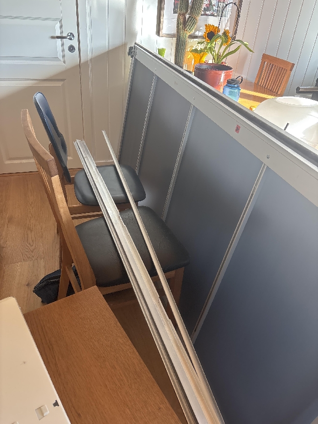 Kaste garderobefront, trelist og trespiler, samt trefiberplater