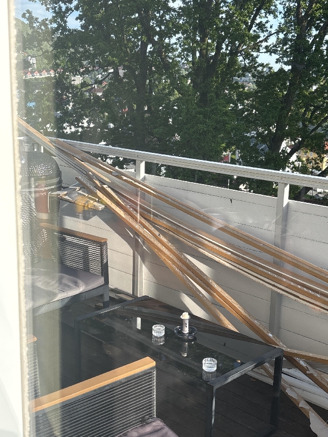 Kaste garderobefront, trelist og trespiler, samt trefiberplater