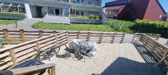 Maling av gjerde/rekkverk.