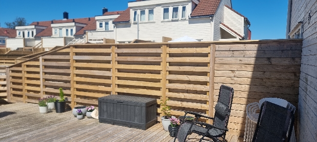 Maling av gjerde/rekkverk.