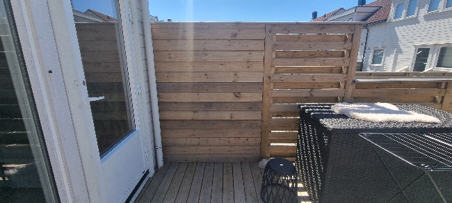 Maling av gjerde/rekkverk.