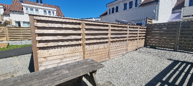 Maling av gjerde/rekkverk.