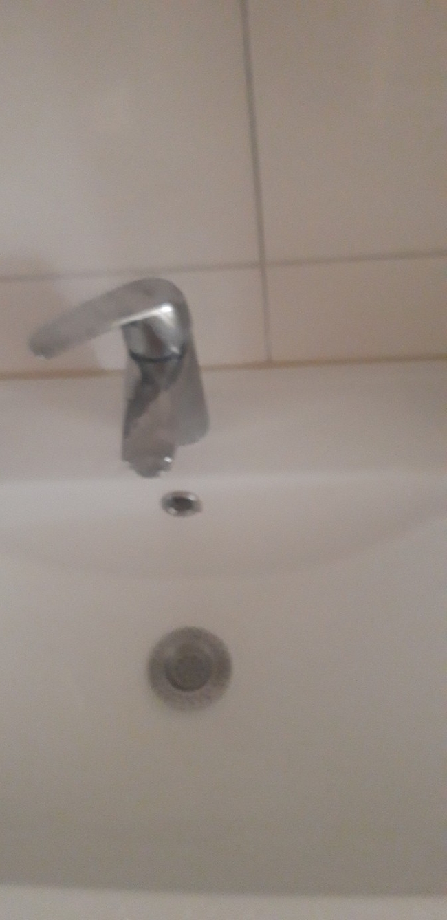 Legge ny sanitærsilikon bak håndvask