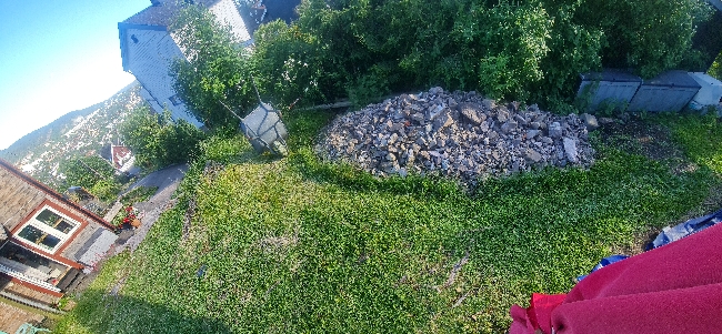 Frakte (trillebår) ca 0,6 kbm steinmasse ca 75 m ned til vei