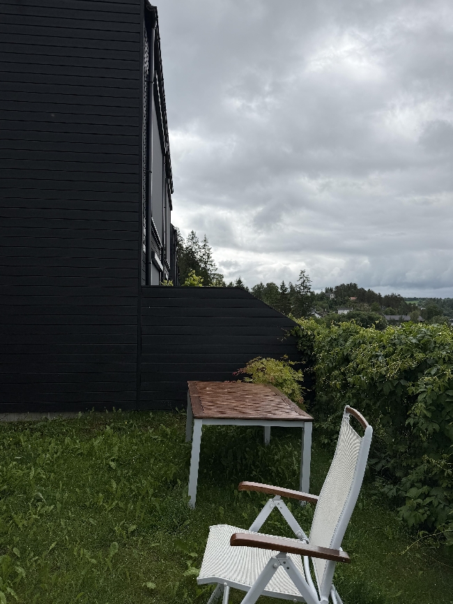 Bygging av utendørs skillevegg mellom hager