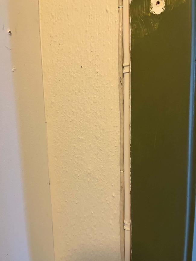 Bytte kontaktuttak med nye og skjule ledninger langs lister